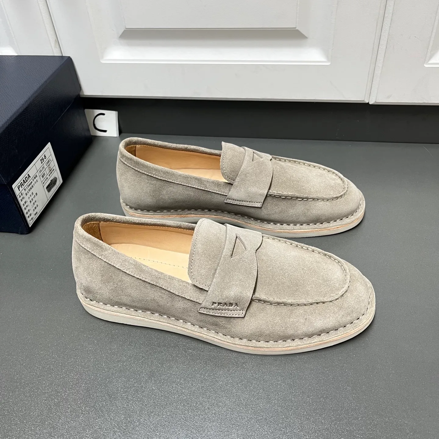 💰840 Prada men’s new suede leather loafers. Made of flocked cow second-layer leather, they combine classic design with handmade details, blending sophistication with casual comfort. Hot-stamped logo on the outside, topstitched seams on the skirt, 1.5cm white rubber sole with leather welt, dyed calfskin lining, silver-labeled cowhide feet, simple and elegant style, comes with a full set of original packaging dust bag! C leather shoe size: 39/40/41/42/43/44 gray welcome to order